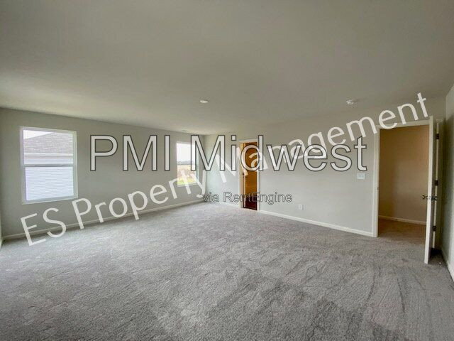 Building Photo - 2608 W Kings Cyn Dr
