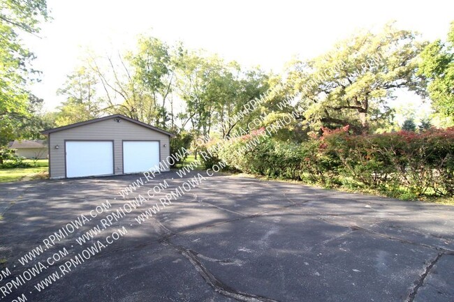 Building Photo - OVER 3000 SQ FT!!!  3 Bedroom, 3.5 Bath Ho...