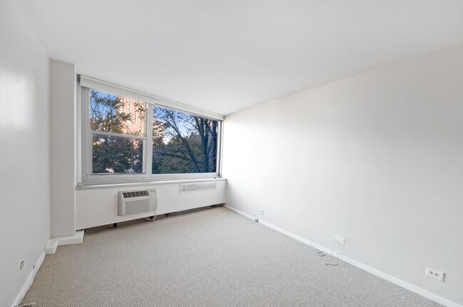 Building Photo - 555 W Cornelia Ave