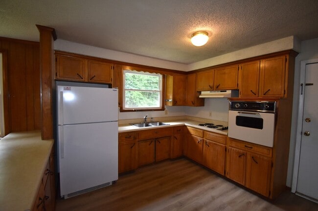 Building Photo - 3 Bedroom Home For Rent Near Post!