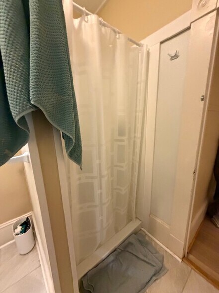 Building Photo - 409 N Cedar St