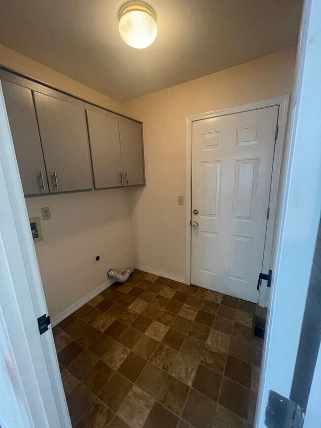 Building Photo - Pet Friendly Charming 3 Bedroom Home with large office!