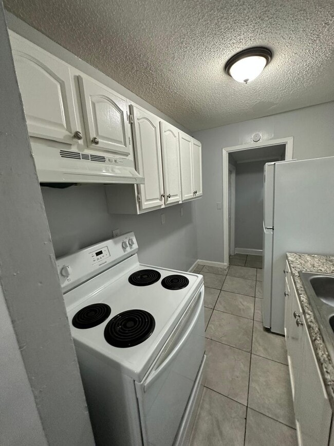 Building Photo - Fully Renovated 3/1 Single Family Ready for Move In!!!