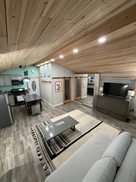 Building Photo - 7711 Owensmouth Ave