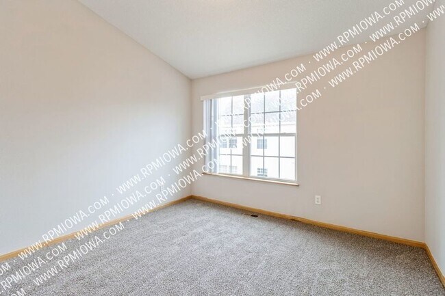 Building Photo - GREAT LOCATION!! 2 Bedroom, 2 Bathroom Tow...