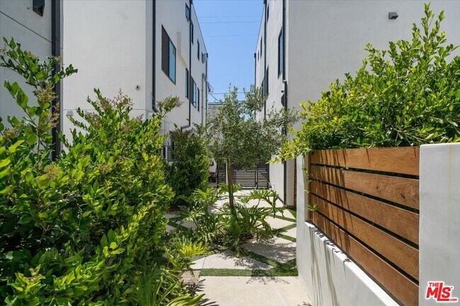 Building Photo - 841 N McCadden Pl