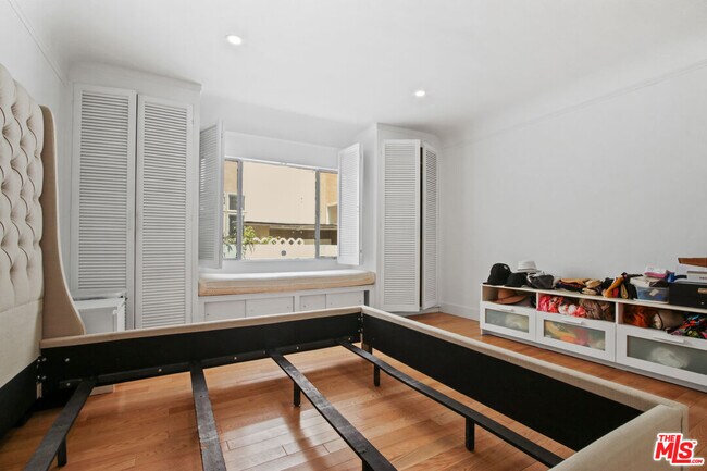 Building Photo - 352 S Wetherly Dr