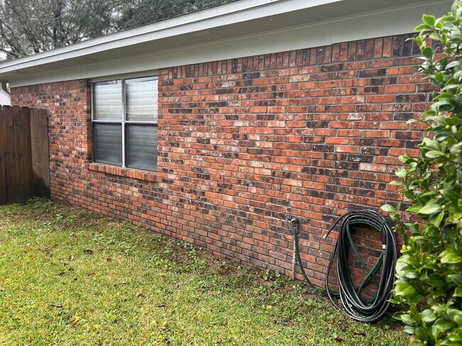 Building Photo - 723 Clark Dr
