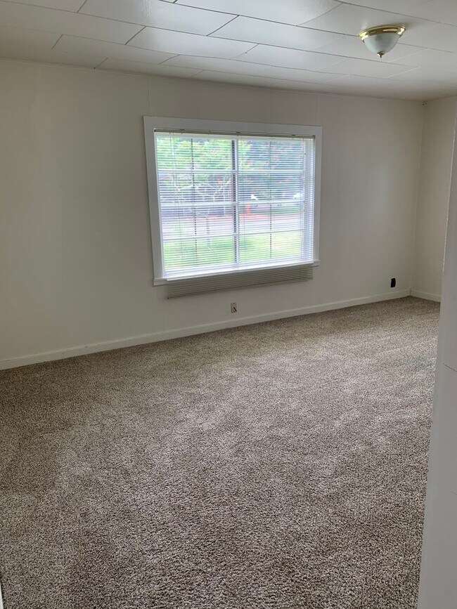 Building Photo - 2 Bedroom ~ 1 bath Cottage near Campus in serene setting