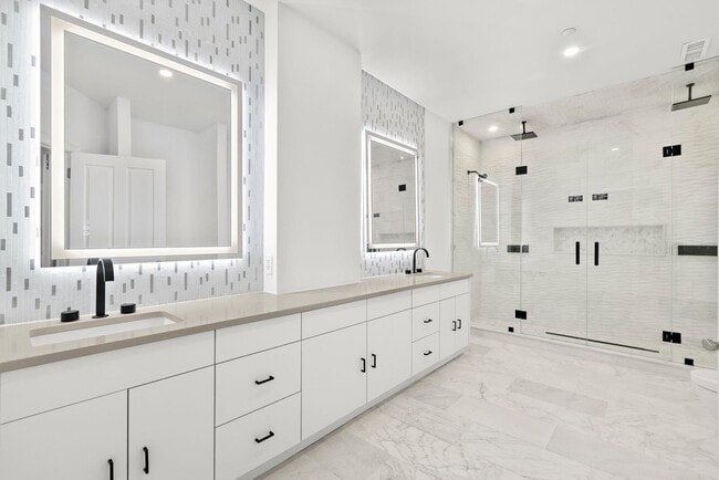 Building Photo - 16 Regency Pl