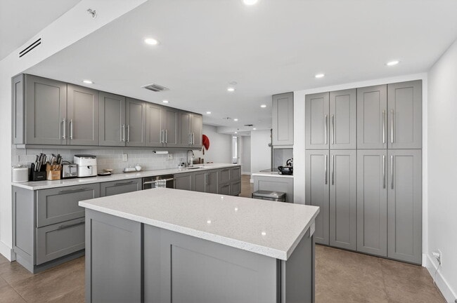 Building Photo - 4301 N Ocean Blvd