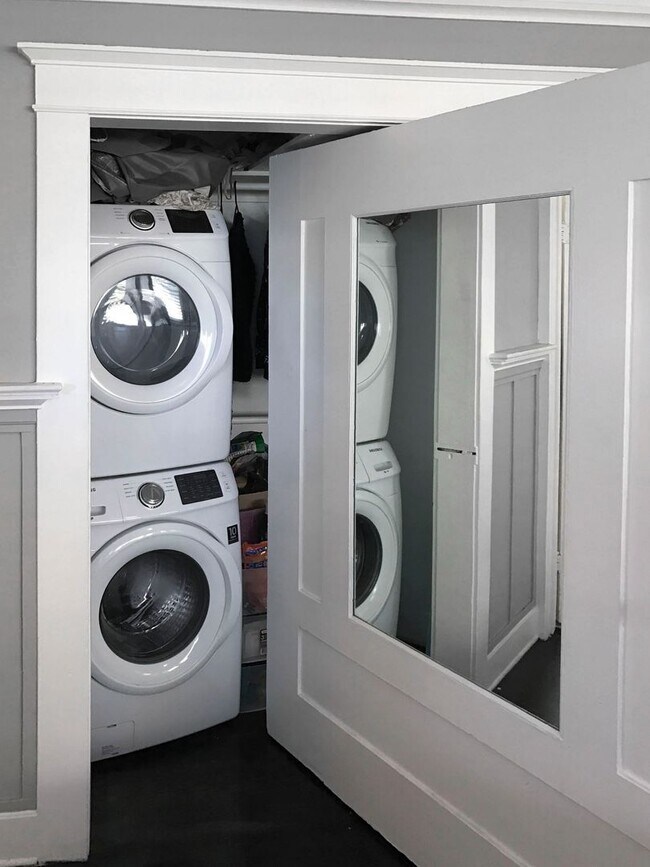 Building Photo - Charming Upper Floor 2 Bed / 1 Bath with Bonus Studio in a Prime Echo Park Location