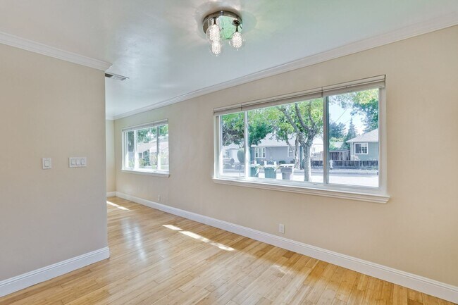 Building Photo - 32-32A Annie Laurie Avenue