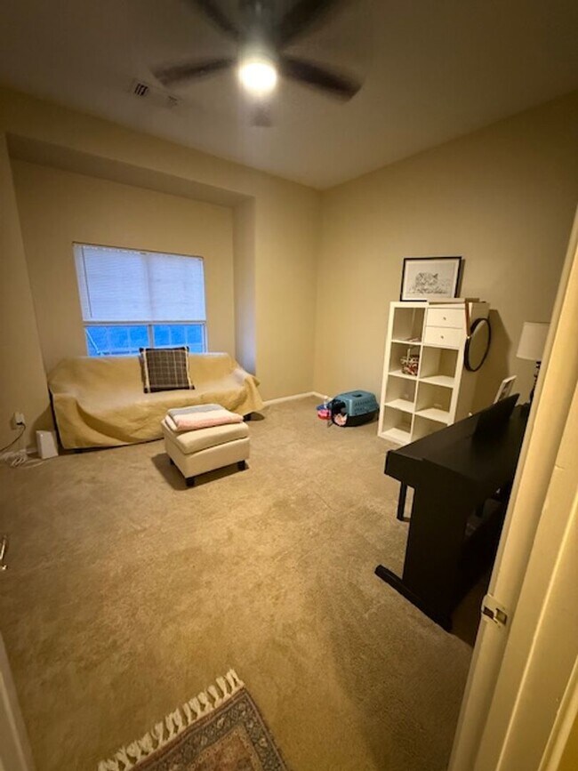 Building Photo - 608 Squire Ln