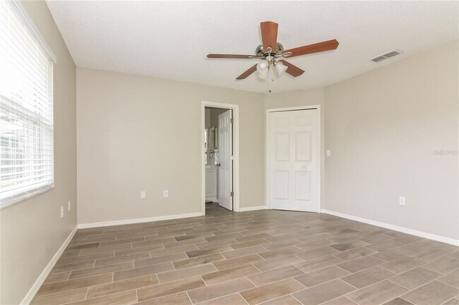 Building Photo - 8024 Ridgeglen Cir W
