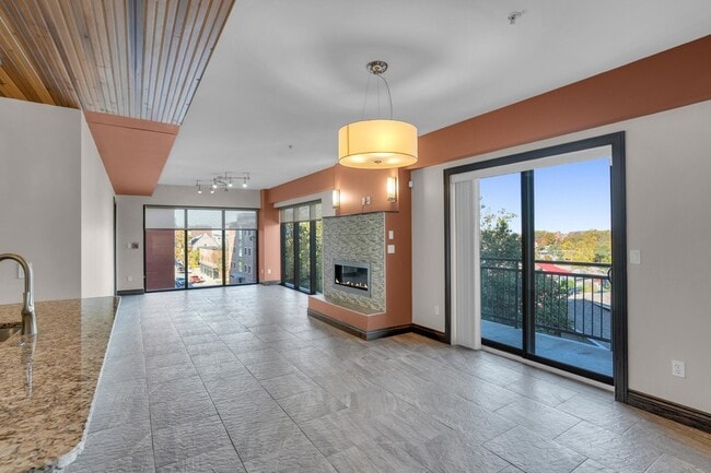 Building Photo - 1200 E Walnut St