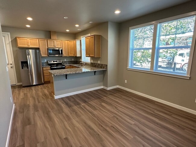 Building Photo - NEW 4 Bedroom / 4.5 Bath Townhome. A/C in every bedroom