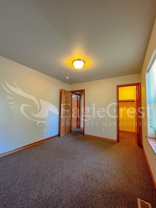 Building Photo - Large 6-Bedroom Whitman Neighborhood House; *Half Off 2nd Month Rent*