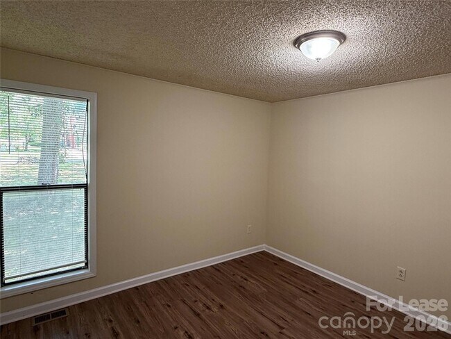 Building Photo - 2220 Laburnum Ave