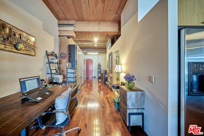 Building Photo - 530 S Hewitt St