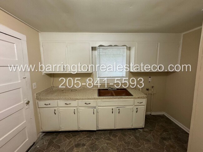 Building Photo - 726 19th St S