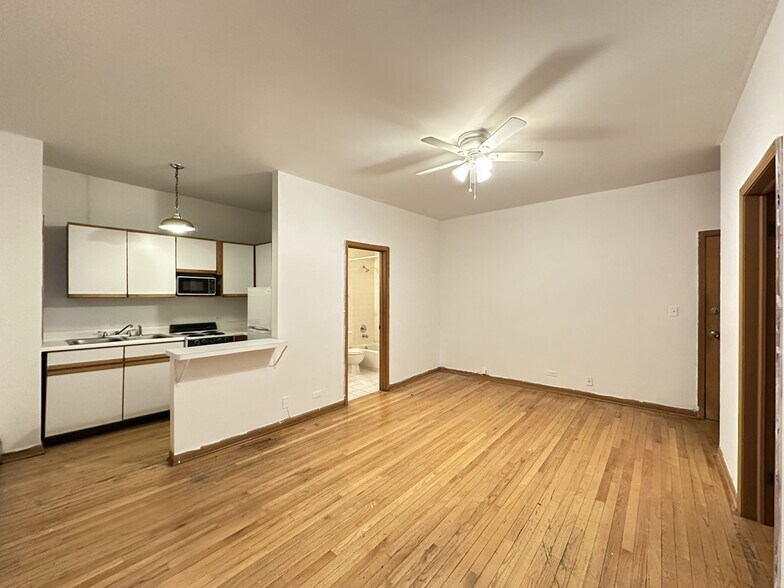 Building Photo - 634 W Barry Ave