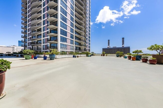 Building Photo - 2BED 2 BATH ALL UTILITIES INCLUDED DOWNTOW...