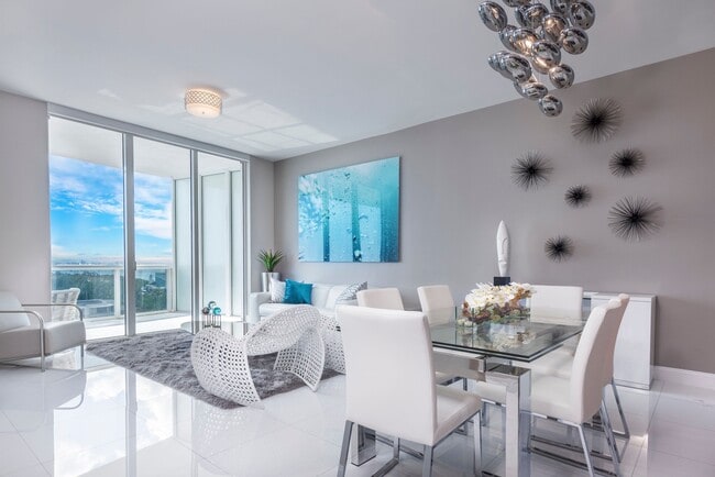 Primary Photo - 15811 Collins Ave
