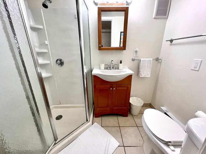 Building Photo - 17 Sunset St