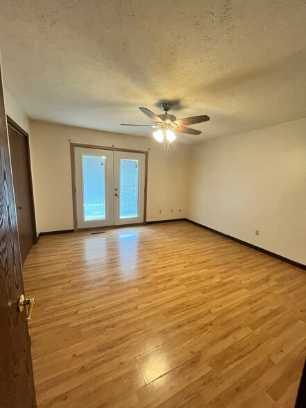Main bedroom with door to balcony - 4414 Solar Pl