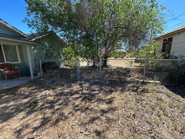 Building Photo - 3 Bedroom 1 Bath Large House with Garage & Many Amenities