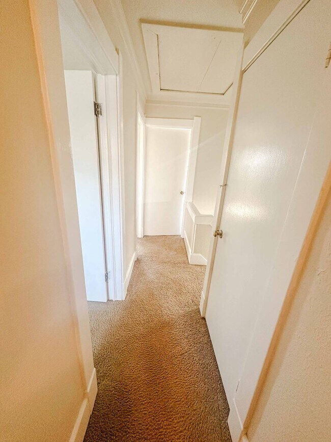 Building Photo - Three bedroom home available for move in. ...