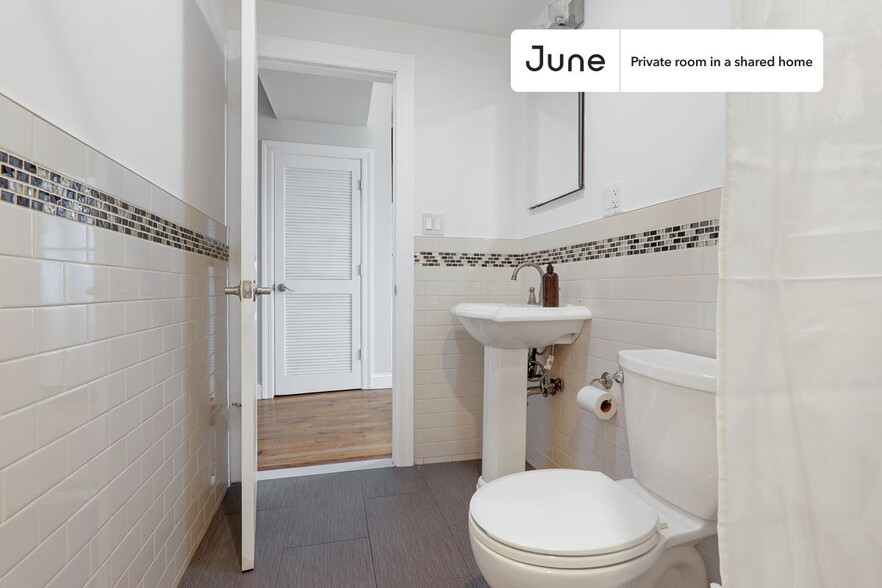 Building Photo - Private bedroom in 4 bed/2 bath Home