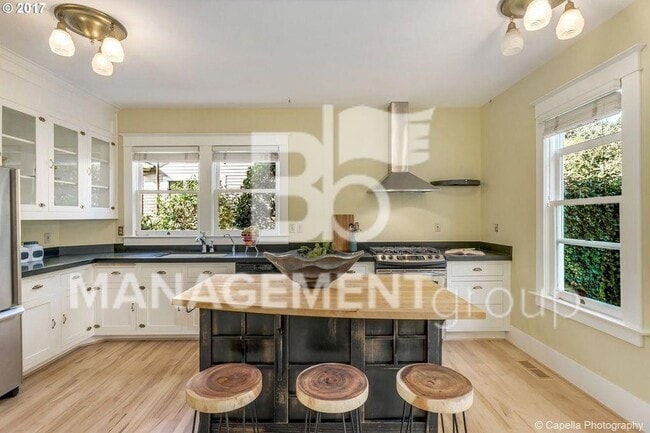 Building Photo - Johns Landing - Charming Home Near Downtown Portland. Large Gourmet Kitchen!