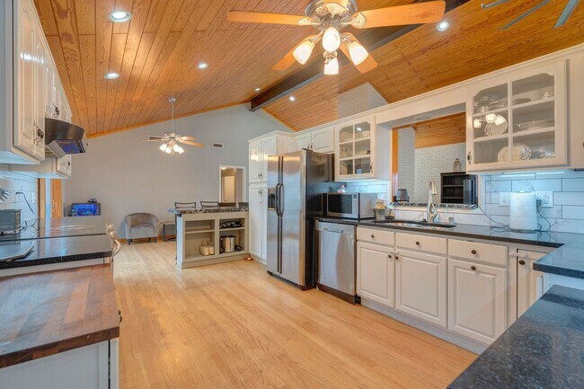 Building Photo - Open Floor Plan Home with Fenced Yard and Excellent Location