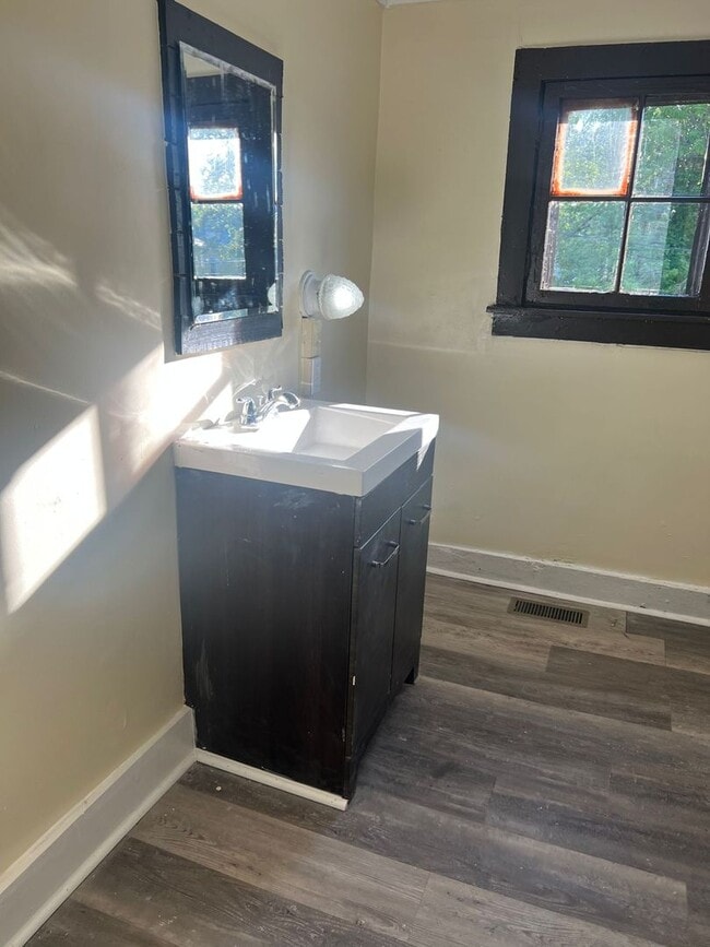 Building Photo - 3 bedroom house