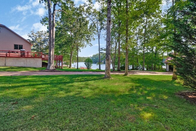 Building Photo - Immaculate, fully furnished property with lake views. Available for 6 to 12 month lease