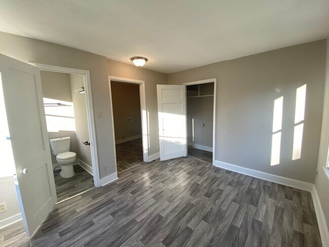 Building Photo - 1303 S Hart Ave