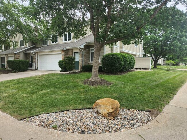 Primary Photo - 811 Burr Oaks Dr