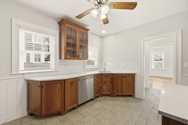 Building Photo - 22 Lewis St