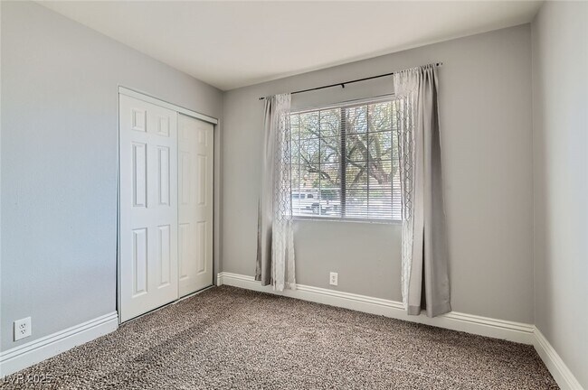 Building Photo - 924 Clubview Dr