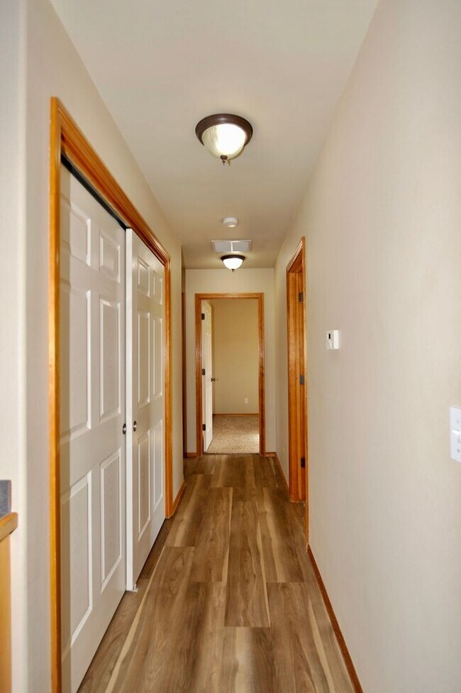 Building Photo - 3 bed 2 bath rancher with office