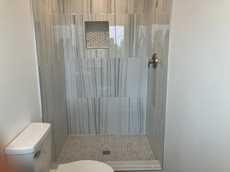 Building Photo - 5083 Windsor Dr