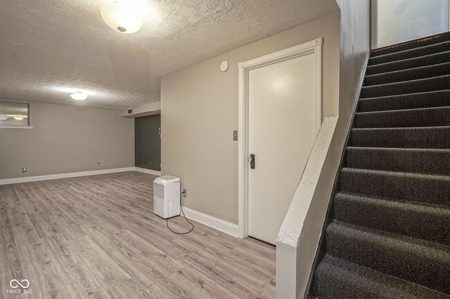 Building Photo - 858 Cedar Wood