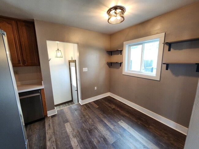 Building Photo - 4 Bedroom in East Moline  MUST SEE!!!