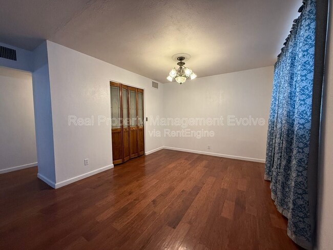 Building Photo - 2332 W Diana Ave