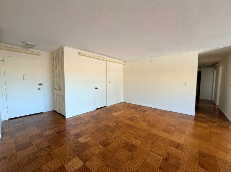 Building Photo - 16 Monmouth Ct