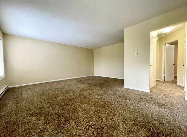 Building Photo - Montavilla 2 Bedroom Top Floor Unit- Great...