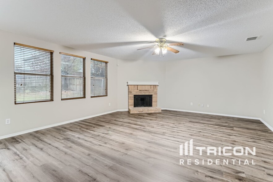 Building Photo - 5421 Pandale Valley Dr