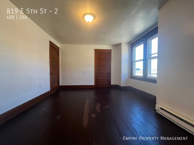 Building Photo - Available Now! 2nd and 3rd Floor: 4 Bedroo...